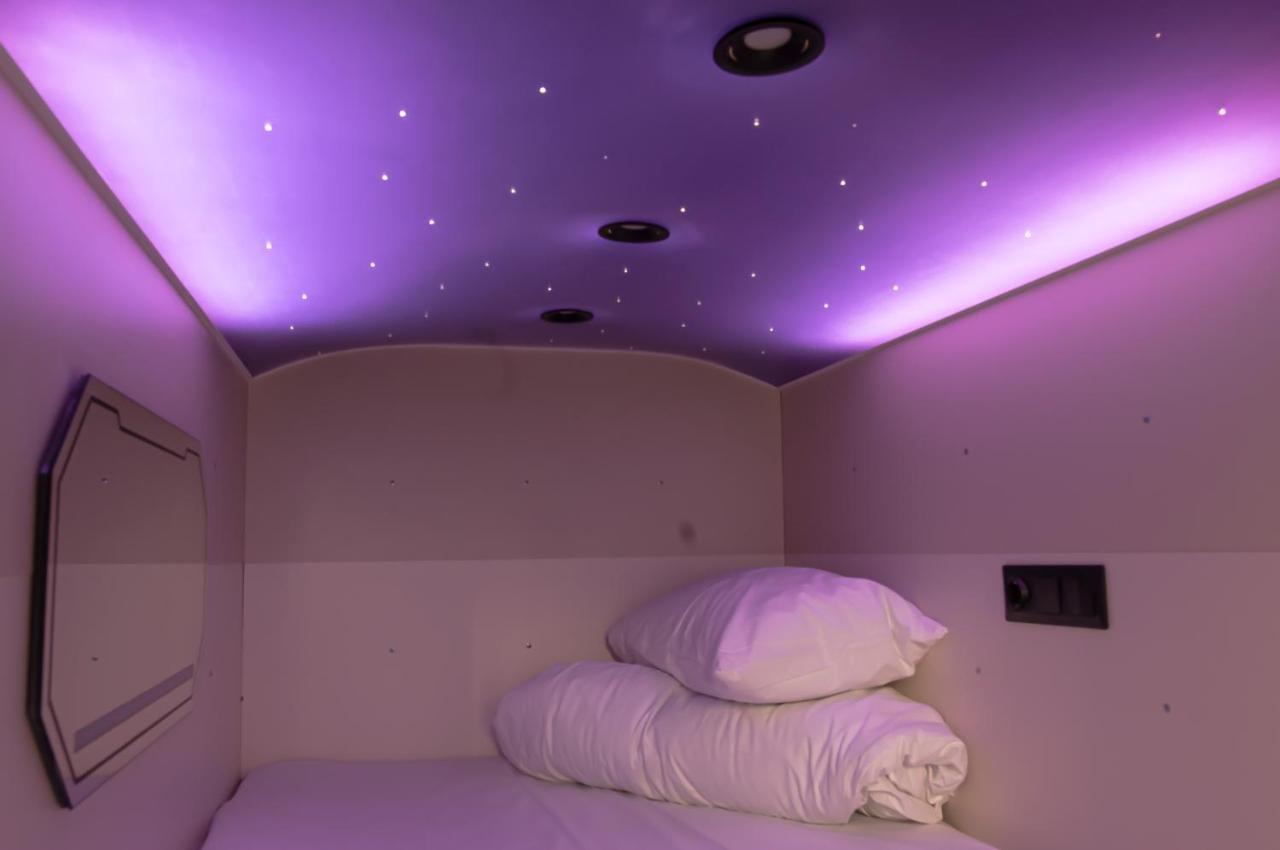 Cápsula para hombres con cama individual
