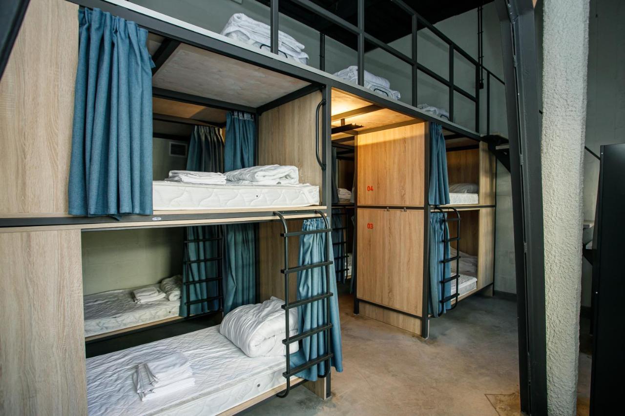 Bett im 12-Bett-Schlafsaal