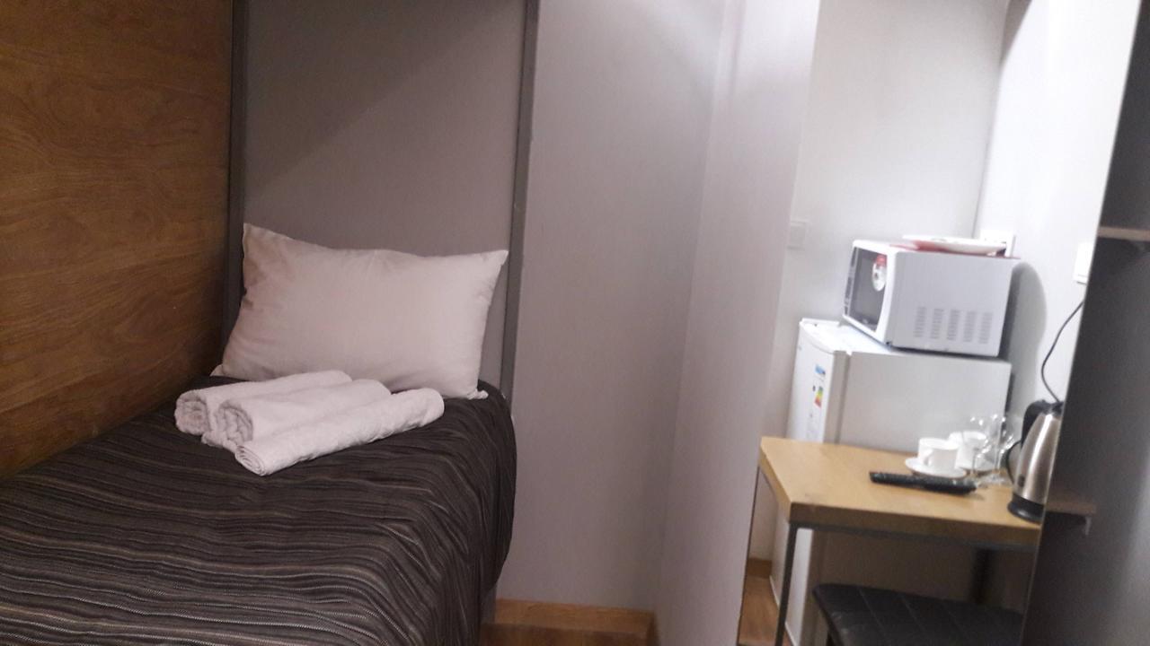 Kleine Tweepersoonskamer met 2 Aparte Bedden