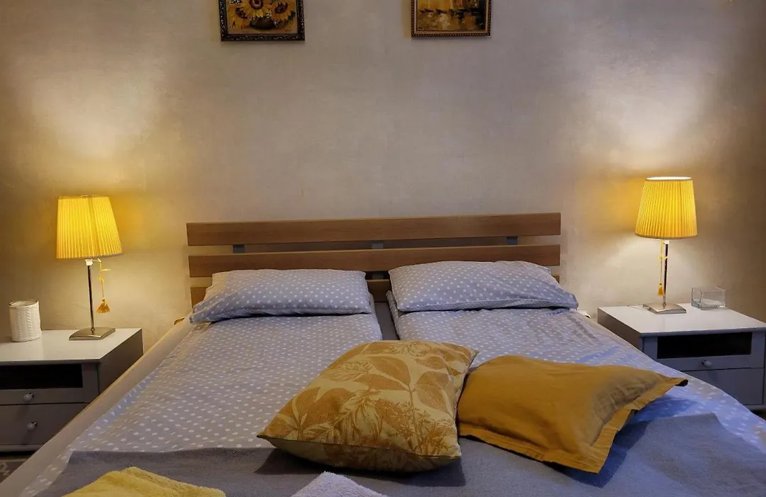 Sunflower Apartment Near Kyiv Airport & Railway Station & Center City!-1