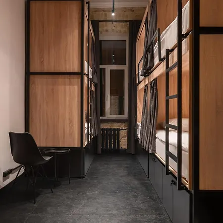 Globe Runner Rooms & Dorms-3